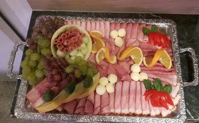 Wurstplatte mit verschiedenen Wurstsorten